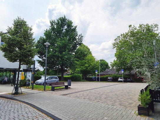 Die Bauarbeiten auf dem Parkplatz an der Hauptstraße umfassen die Errichtung eines HPC-Schnellladeparks sowie einer öffentlichen WC-Anlage. 