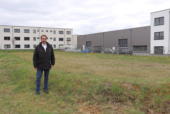 Wirtschaftsförderer Markus Pesch zeigt das noch freie Grundstück an der Ecke Walterscheid-Müller-Straße/Kirchdorfer Straße. Hier wird das HNO Zentrum Lohmar entstehen. Neues HNO Zentrum in Lohmar – Fachbereiche Hals-Nasen-Ohrenheilkunde, Schlafmedizin und Plastische Operationen